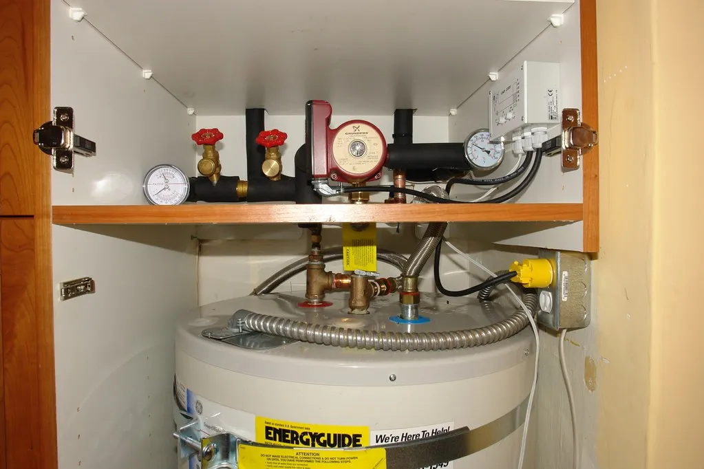 Chauffe-eau qui fait du bruit : causes et solutions