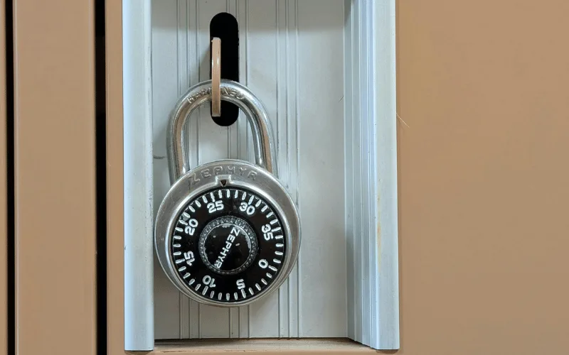 Cadenas à combinaison sur une porte de casier