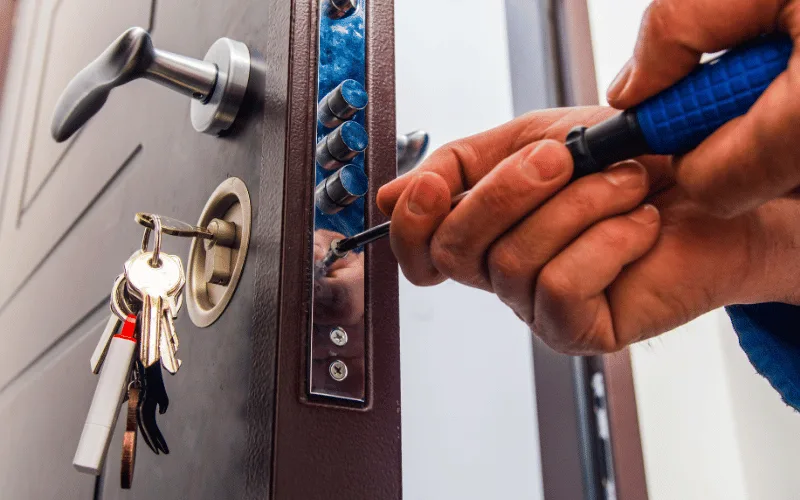 Réglage d’une serrure de porte d’entrée