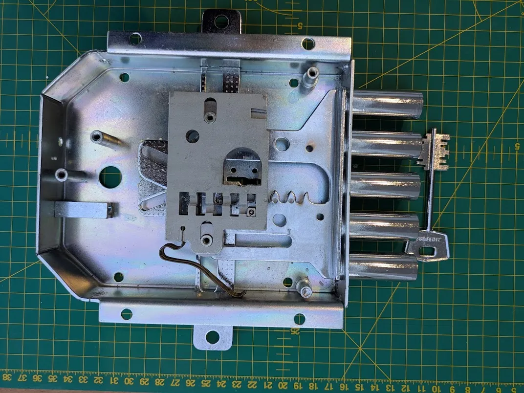 Mécanisme intérieur d’une serrure multipoint à plusieurs pênes
